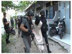 polda-kalimantan-tengah-melakukan-penggerebekkan-kelompok-terduga1.jpg