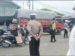 polisi-di-lokasi-aksi-massa-mencegat-truk-yang-akan-melintasi-kota-amuntai-rabu-22122021.jpg