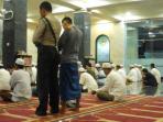 polisi-ini-salat-subuh-di-masjid-hasanudin-madjedie-banjarmasin_20160116_123210.jpg