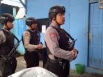 polisi-kawal-petugas-satsus-kejati-saat-melakukan-penggeldahan-di-kantor-pdam-barabai-hst_20171220_212707.jpg