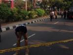 polisi-memasang-garis-pengaman_20151116_131209.jpg