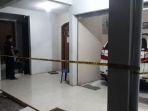 polisi-saat-melakukan-olah-tkp-di-rumah-korban-yang-terletak-di-desa-sumberwudi.jpg