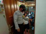 polisi-saat-melakukan-pemeriksaan-rumah-seorang-asn-yang-di-bobol-maling.jpg