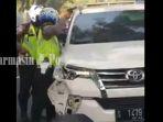 polisi-todongkan-pistol-kepada_wm.jpg
