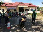 polres-hsu-belasan-driver-ojol-ini-ai-kota-untuk-menerima-pemberian-masker-dan-vitamin.jpg