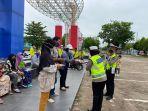 polres-tabalong-sosialisasi-tertib-lalulintas-di-ker-handsanitizer-dan-vitamin.jpg
