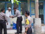 polsek-kapolsek-berikan-bantuan-sembako-pada-marbot-di-wilayah-hukumnya.jpg