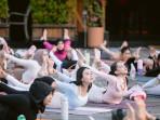 Yoga di Tepi Kolam, Dhristree dan Swiss-Belhotel Borneo Banjarmasin Ajak Warga Olahraga Santai