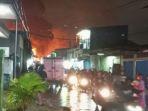 potongan-video-yang-menggambarkan-kobaran-api-di-depo-pertamina-asdf.jpg