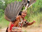 poyanto-tampil-dengan-kostum-tarian-dayak.jpg