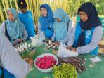 ppl-banjar-memperliharkan-aneka-produk-olahan-berbahan-bunga-seperti-massage-oil.jpg