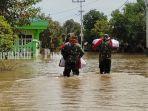 prajurit-korps-marinir-tni-al-pasmar-1-jakarta-terobos-banjir-kabupaten-banjar-rabu-20012021.jpg