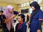 praktik-menata-rambut-sesama-peserta-lainnya-di-blk-tala.jpg