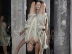 presentasi-pergelaran-rick-owens-springsummer-2016-di-paris-gendong_20151003_230623.jpg