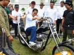 presiden-indonesia-joko-widodo-menjajal-motor-kustom_20171028_210258.jpg