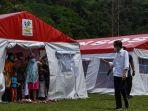 presiden-joko-widodo-kanan-menyapa-pengungsi-gempa-bumi-di-stadion-manakarra.jpg