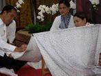 presiden-joko-widodo-mencontreng-canting-di-acara-batik-kemerdekaan-di-stasiun-mrt-bundaran-hi.jpg