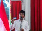 presiden-joko-widodo-menunjukkan-kartu-pra-kerja-di-aceh.jpg