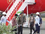presiden-joko-widodo-saat-tiba-di-bandara-internasional-syamsuddin-noor-kalsel-kamis-21102021.jpg