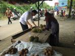 presiden-jokowi-beli-duren-mandiangin_20151126_182050.jpg