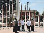 presiden-jokowi-dan-rombongan-ketika-mengunjungi-tugu-soekarno-di-palangkaraya_wm.jpg