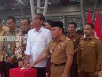 presiden-jokowi-saat-menandatangani-prasasti-peresmian-terminal-penumpang-bandara-tjlilik-riwut.jpg
