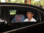 presiden-jokowi-saat-menggunakan-kendaraan-dinasnya_20150703_221145.jpg