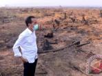 presiden-jokowi-saat-meninjau-kebakaran-lahan_20150924_165528.jpg