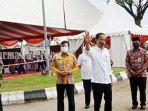 presiden-jokowi-sapa-warga-sebelum-meresmikan-jembatan-sei-alalak-kalsel-kamis-21102021.jpg
