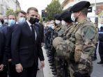 presiden-perancis-emmanuel-macron-tengah-bermasker-hitam-menemui-tentara.jpg