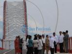 presiden-republik-indonesia-joko-widodo-meresmikan-jembatan-kapuas-tayan_20160324_100739.jpg