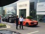 pria-china-memblokir-sebuah-dealer-land-rover-di-kota-shaoixing-batmobile_20150831_234334.jpg