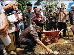 profesor-udiansyah-meletakkan-batu-pertama-pembangunan-langgar-noorhidayah.jpg