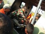 proses-evakuasi-korban-selamat-heli-bell-412-ep-nomor-ha-5166-milik-tni-ad_20161128_072257.jpg