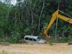 proses-evakuasi-mobil-terseret-banjir-di-kalteng.jpg