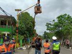 proses-pemasangan-cctv-di-bahu-jalan-brigjend-hasan-basery.jpg
