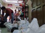 proses-pembagian-sembako-warga-terdampak-covid-19.jpg