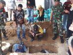 proses-pemindahan-makam-seorang-pahlawan-di-balangan.jpg