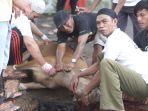 proses-penyembelihan-sapi-kurban-di-polres-kotabaru-minggu-10-juli-2022.jpg