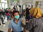 proses-penyuntikan-vaksin-covid-19-kepada-lansia-di-puskesmas-cempaka-banjarmasin.jpg