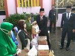 prosesi-penyerahan-bantuan-sembako.jpg