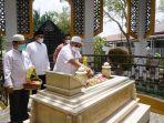 prosesi-tabur-bunga-di-makam-sulaiman-hb.jpg