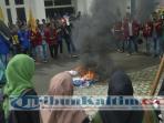 puluhan-mahasiswa-menggelar-aksi-demo-di-pn-tanjung-selor-jalan-jelarai-senin-882016_20160808_121647.jpg