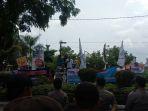 puluhan-massa-nampak-mendatangi-depan-kantor-dprd-provinsi-kalsel.jpg