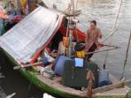 puluhan-warga-pasar-ikan-terpaksa-tinggal-di-perahu-nelayan_20160412_215125.jpg