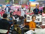 pusat-perbelanjaan-di-banjarmasin-dipadati-pengunjung_20160613_174902.jpg