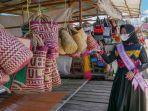 putri-cilik-kalimantan-selatan-shafa-nur-annisa-saat-bertemu-para-pengrajin-anyaman-purun-1.jpg