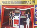putri-kalsel-2015-dan-putri-kalsel-2016-saat-di-stand-polresta-banjarmasin_20161210_152945.jpg