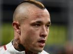radja-nainggolan-melakukan-pemanasan-menjelang-duel-inter-milan-versus-as-roma_20180706_071908.jpg