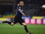 radja-nainggolan-melepaskan-tendangan-canon-ball-ke-gawang-juventus.jpg